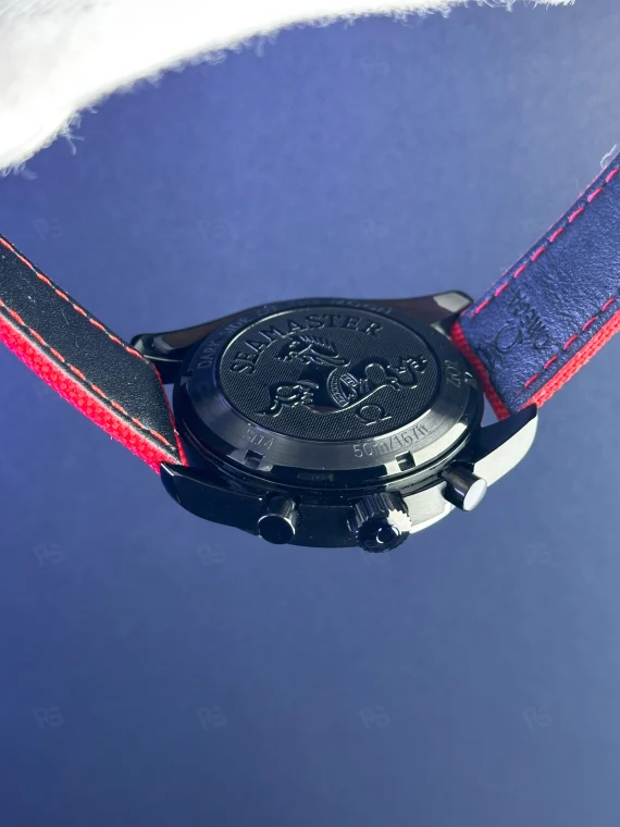 Omega Speedmaster Siyah Seramik Pilli Saat – Kırmızı Kayış Sportif Kronograf