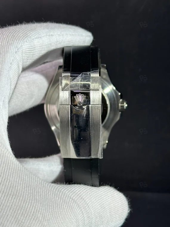 Rolex Yacht-Master paslanmaz çelik kasa, siyah kadran, Oysterflex kordon ve Cerachrom bezelin yakın çekim görseli - Erişilebilir lüks sportif saat
