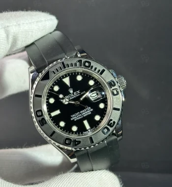 Rolex Yacht-Master paslanmaz çelik kasa, siyah kadran, Oysterflex kordon ve Cerachrom bezelin yakın çekim görseli - Erişilebilir lüks sportif saat