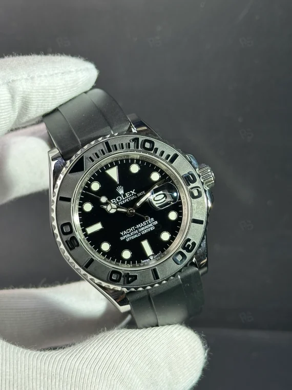 Rolex Yacht-Master paslanmaz çelik kasa, siyah kadran, Oysterflex kordon ve Cerachrom bezelin yakın çekim görseli - Erişilebilir lüks sportif saat