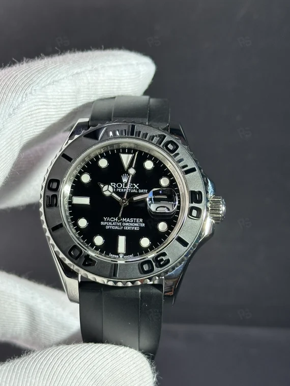 Rolex Yacht-Master paslanmaz çelik kasa, siyah kadran, Oysterflex kordon ve Cerachrom bezelin yakın çekim görseli - Erişilebilir lüks sportif saat