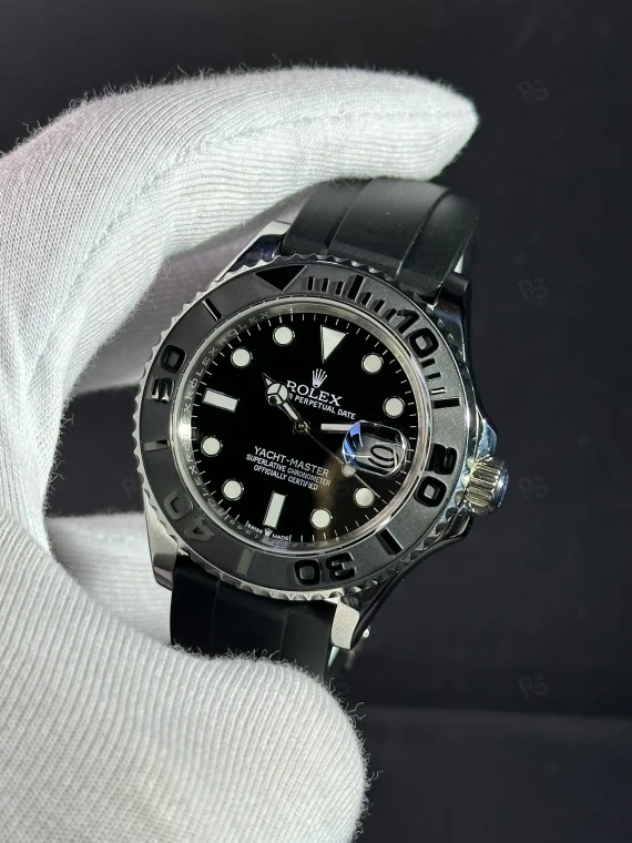 Rolex Yacht-Master paslanmaz çelik kasa, siyah kadran, Oysterflex kordon ve Cerachrom bezelin yakın çekim görseli - Erişilebilir lüks sportif saat