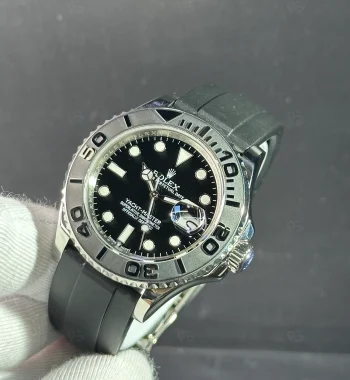 Rolex Yacht-Master paslanmaz çelik kasa, siyah kadran, Oysterflex kordon ve Cerachrom bezelin yakın çekim görseli - Erişilebilir lüks sportif saat