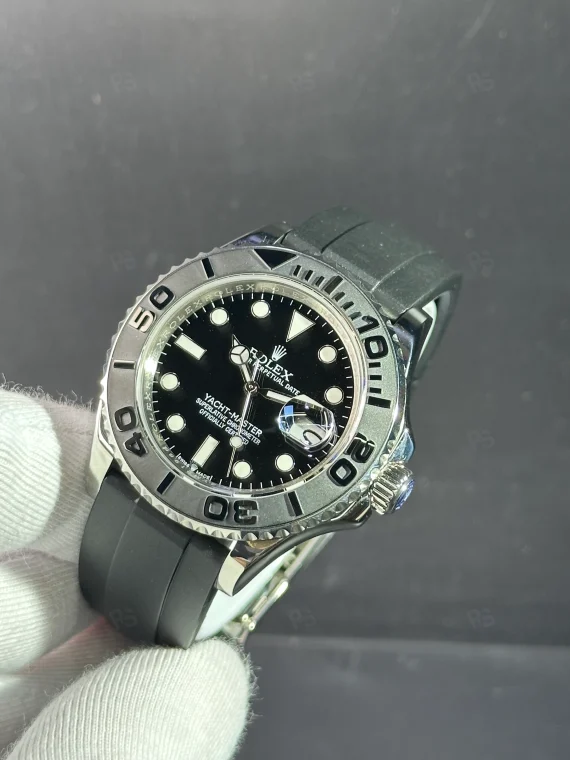 Rolex Yacht-Master paslanmaz çelik kasa, siyah kadran, Oysterflex kordon ve Cerachrom bezelin yakın çekim görseli - Erişilebilir lüks sportif saat