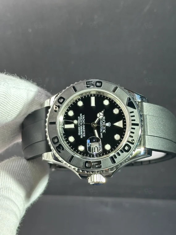 Rolex Yacht-Master paslanmaz çelik kasa, siyah kadran, Oysterflex kordon ve Cerachrom bezelin yakın çekim görseli - Erişilebilir lüks sportif saat