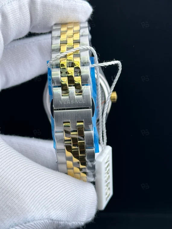 Versace V-Motif Signature kadın saat, yeşil kabartmalı kadranı ve altın detaylı bileziğiyle şıklık sunar. Quartz mekanizmalı, zarif ve dikkat çekici model.