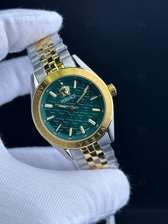 Versace V-Motif Signature kadın saat, yeşil kabartmalı kadranı ve altın detaylı bileziğiyle şıklık sunar. Quartz mekanizmalı, zarif ve dikkat çekici model.