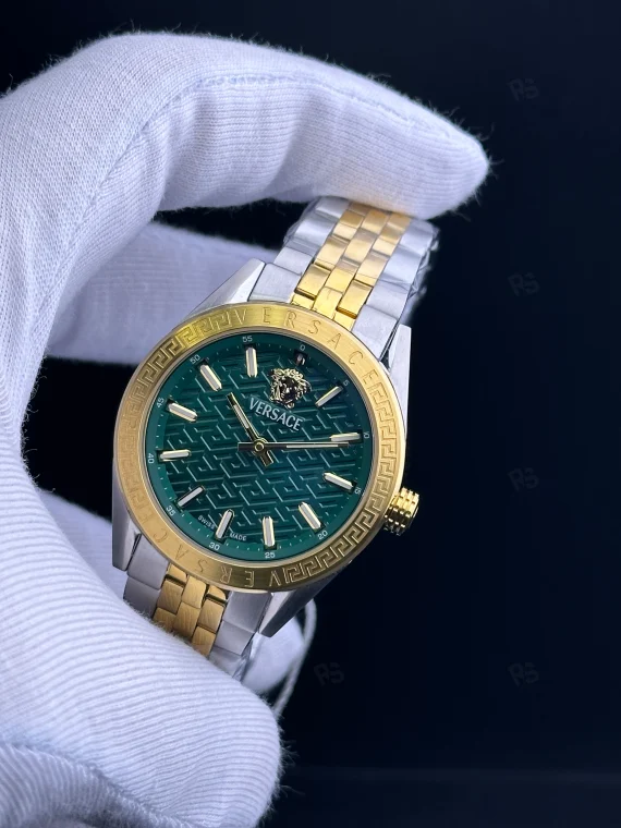 Versace V-Motif Signature kadın saat, yeşil kabartmalı kadranı ve altın detaylı bileziğiyle şıklık sunar. Quartz mekanizmalı, zarif ve dikkat çekici model.