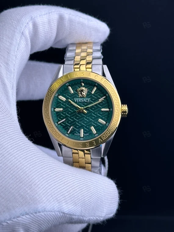 Versace V-Motif Signature kadın saat, yeşil kabartmalı kadranı ve altın detaylı bileziğiyle şıklık sunar. Quartz mekanizmalı, zarif ve dikkat çekici model.