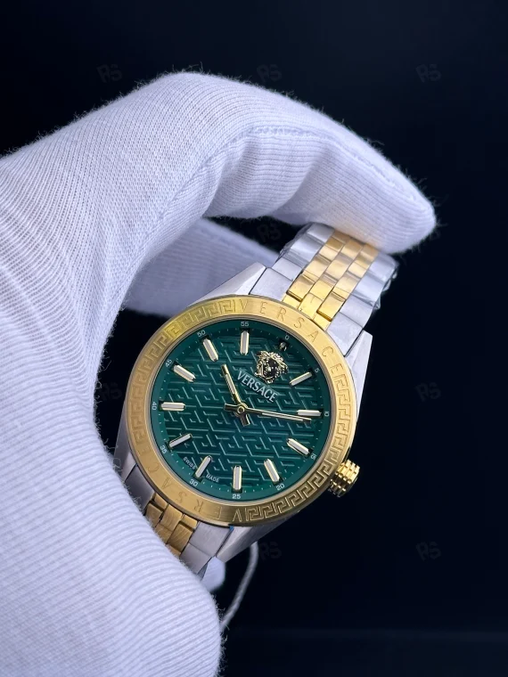 Versace V-Motif Signature kadın saat, yeşil kabartmalı kadranı ve altın detaylı bileziğiyle şıklık sunar. Quartz mekanizmalı, zarif ve dikkat çekici model.