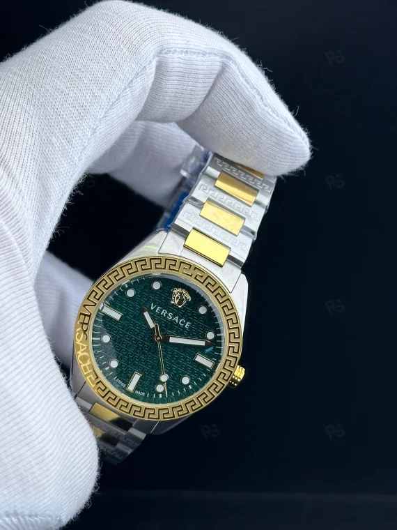 Versace V-Race tarzı kadın saat, yeşil kadranlı, gold bezel ve çelik bilezikli pilli model