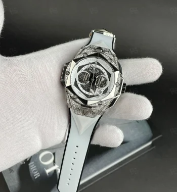 Hublot Big Bang Sang Bleu Beyaz, taşlı bezelli, geometrik kadranlı, silikon kayışlı, quartz mekanizmalı, iddialı tasarımlı replika saat