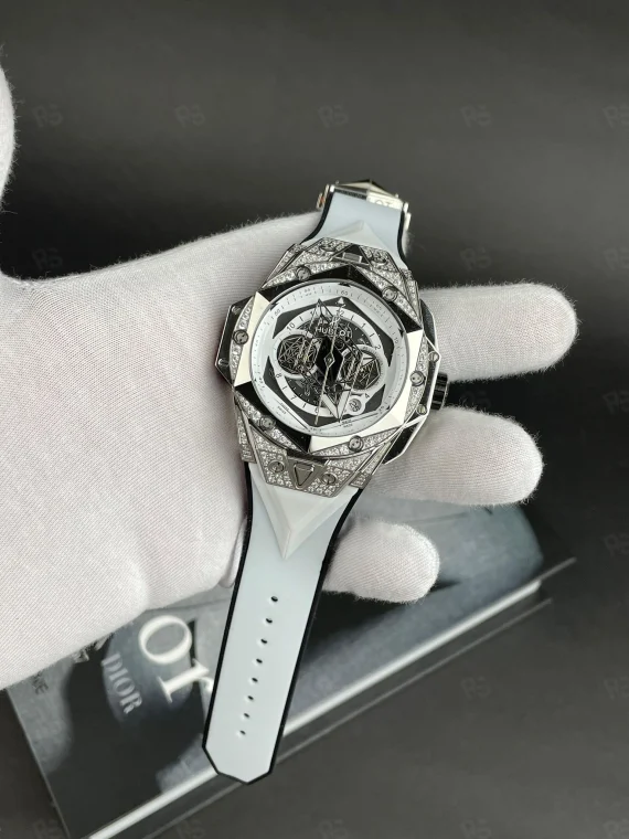 Hublot Big Bang Sang Bleu Beyaz, taşlı bezelli, geometrik kadranlı, silikon kayışlı, quartz mekanizmalı, iddialı tasarımlı replika saat