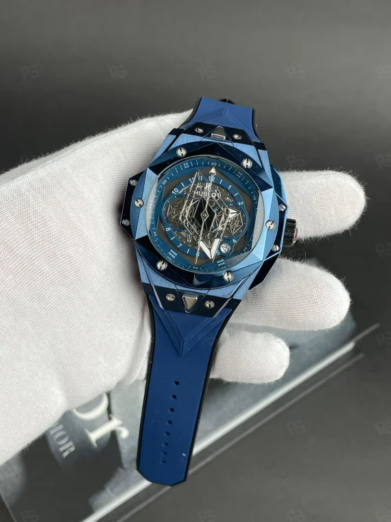 Hublot Big Bang Sang Bleu Blue, geometrik kadranlı, mavi kasalı, silikon kayışlı, quartz mekanizmalı, modern tasarımlı lüks replika saat modeli