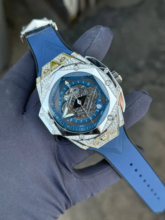 Hublot Big Bang Sang Bleu, taşlı bezelli, mavi geometrik kadranlı, silikon kayışlı, quartz mekanizmalı lüks replika saat modeli