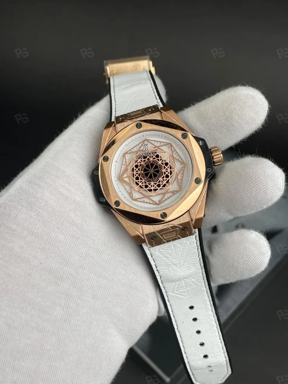 Hublot Big Bang Sang Bleu Rose Gold White – geometrik kadran, rose gold kasa, beyaz deri kayışlı, quartz mekanizmalı özel replika saat modeli