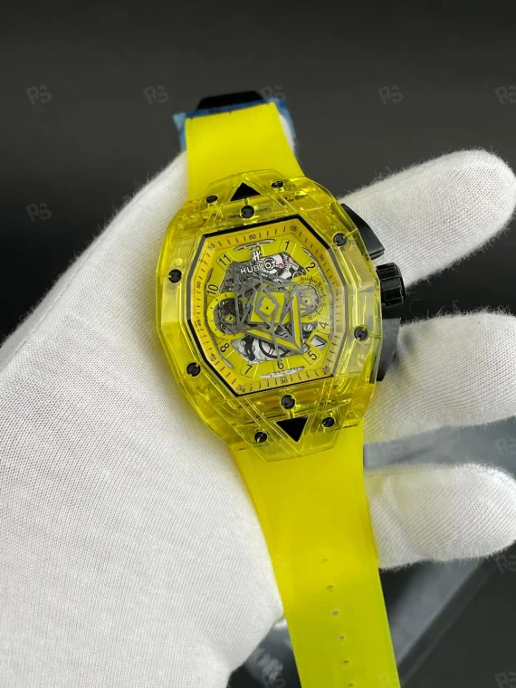 Hublot Big Bang Sang Bleu Sapphire Yellow, sarı şeffaf kasalı, skeleton kadranlı, otomatik mekanizmalı, silikon kayışlı gösterişli replika saat