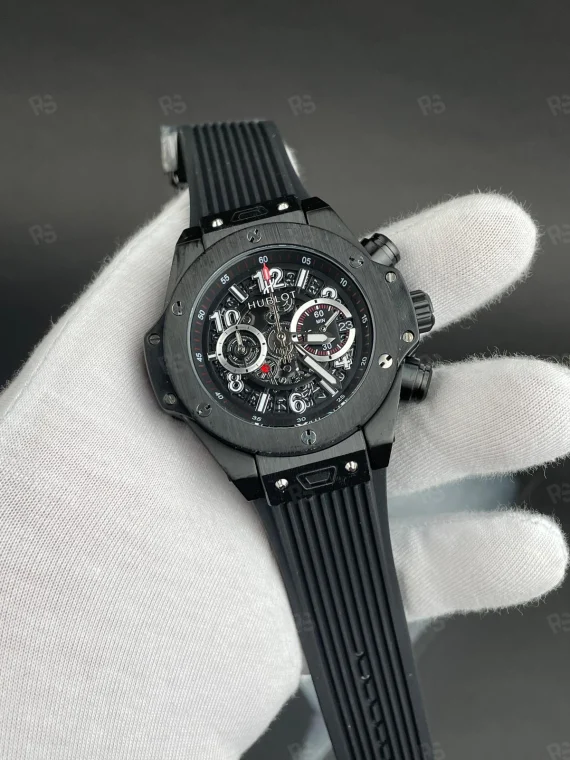 Hublot Big Bang Unico Black Magic, tam siyah kasalı, skeleton kadranlı, quartz mekanizmalı, kauçuk kayışlı, aktif kronograf fonksiyonlu replika saat