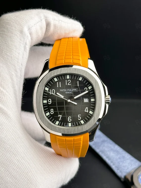 Patek Philippe Aquanaut, siyah grid desenli kadranlı, turuncu kauçuk kayışlı, çelik kasalı, otomatik mekanizmalı, ince kasalı lüks yazlık saat