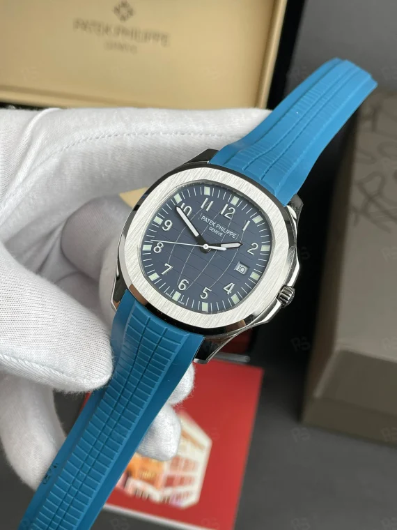 Patek Philippe Aquanaut, gri kadranlı, buz mavi kauçuk kordonlu, çelik kasalı otomatik saat, ince kasalı ve orijinal boyutlu lüks model