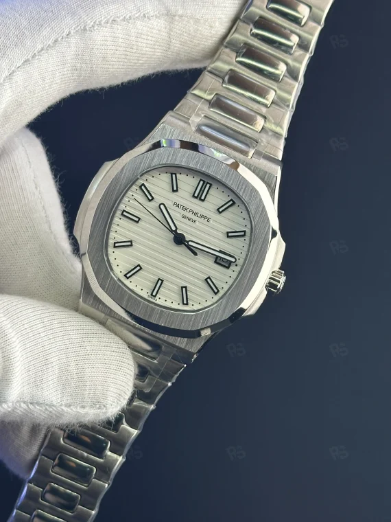 Patek Philippe Nautilus Otomatik Saat – Beyaz Kadran