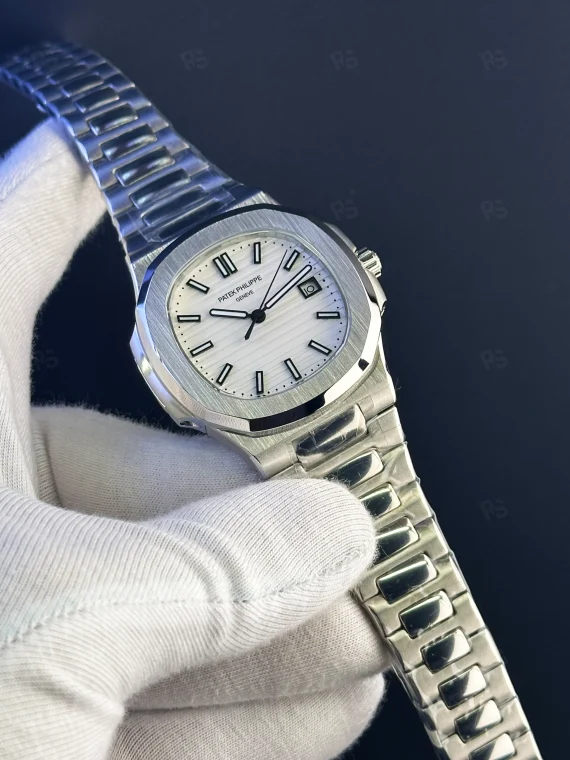Patek Philippe Nautilus Otomatik Saat – Beyaz Kadran