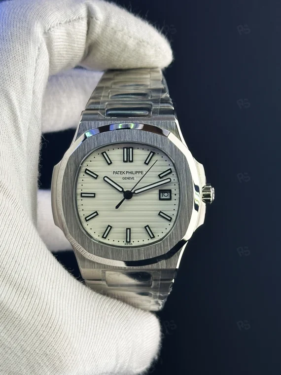 Patek Philippe Nautilus Otomatik Saat – Beyaz Kadran