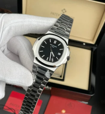 Patek Philippe Nautilus, siyah yatay çizgili kadranlı, çelik kasalı ve metal bilezikli, otomatik mekanizmalı, ince kasalı erkek saati