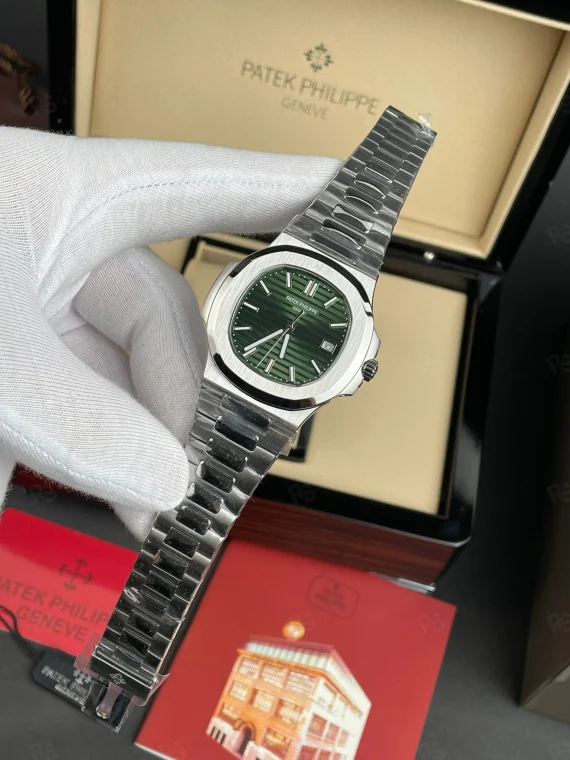 Patek Philippe Nautilus, yeşil yatay çizgili kadranlı, çelik kasa ve bilezikli, otomatik mekanizmalı, ince kasalı lüks erkek kol saati