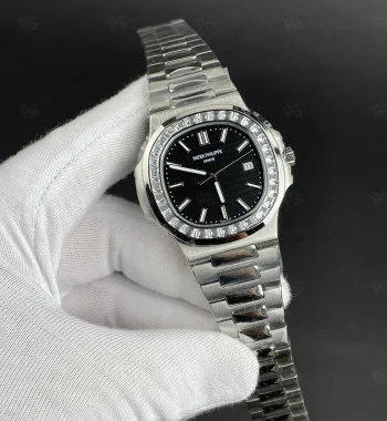 Patek Philippe Nautilus, baget taşlı bezel, siyah kadranlı ve çelik bilezikli quartz lüks saat