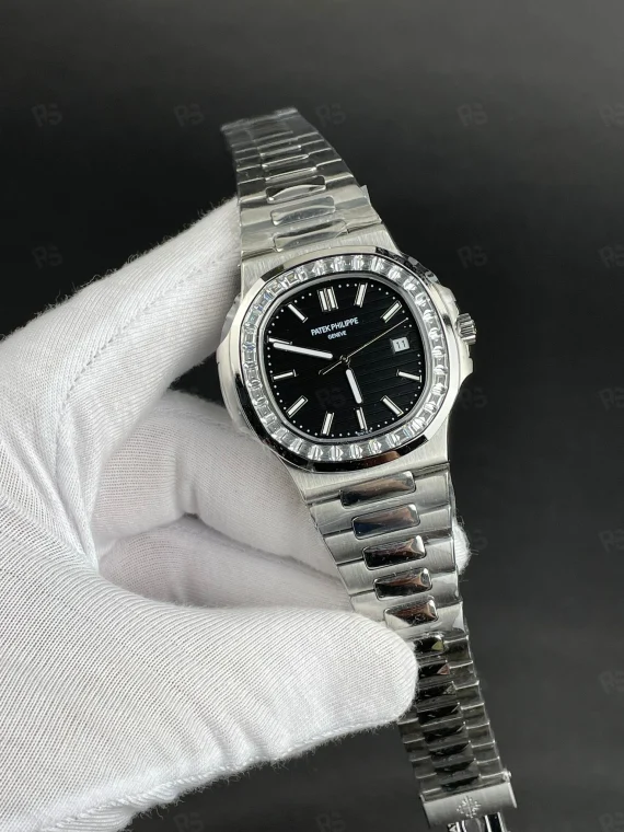 Patek Philippe Nautilus, baget taşlı bezel, siyah kadranlı ve çelik bilezikli quartz lüks saat