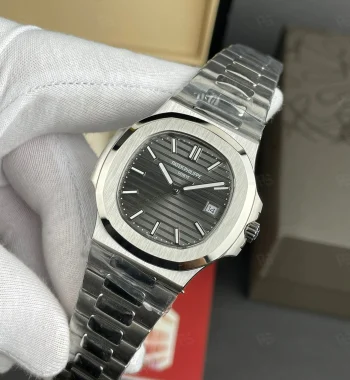 Patek Philippe Nautilus, siyah-gri çizgili kadranlı, çelik kasalı ve bilezikli, otomatik mekanizmalı, ince kasalı lüks erkek saati