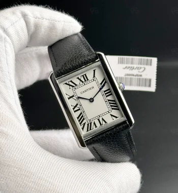 Cartier Tank Solo beyaz kadranlı, siyah deri kayışlı, pilli mekanizmalı erkek saat