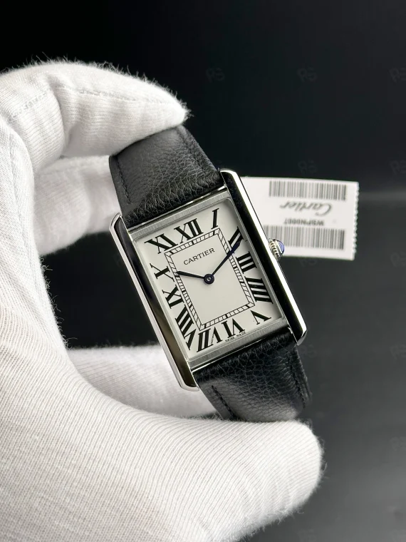 Cartier Tank Solo beyaz kadranlı, siyah deri kayışlı, pilli mekanizmalı erkek saat
