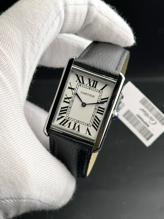 Cartier Tank Solo beyaz kadranlı, siyah deri kayışlı, pilli mekanizmalı erkek saat