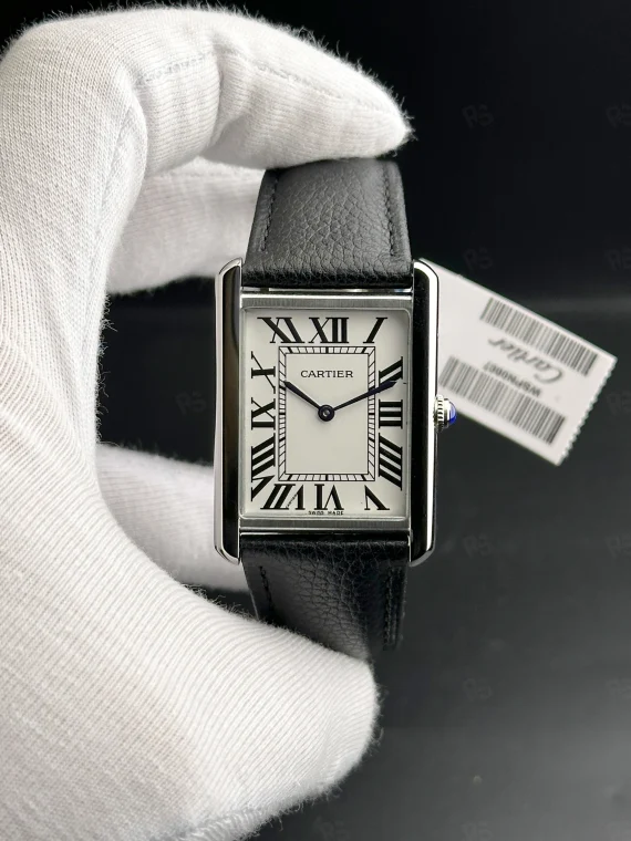 Cartier Tank Solo beyaz kadranlı, siyah deri kayışlı, pilli mekanizmalı erkek saat