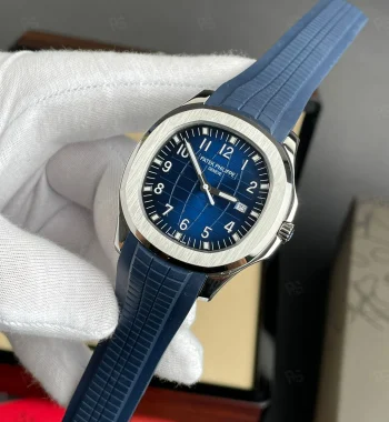 Patek Philippe Aquanaut, mavi kadranlı, mavi kauçuk kordonlu, çelik kasalı, otomatik mekanizmalı, orijinal boyutlu ve ince kasalı erkek saati