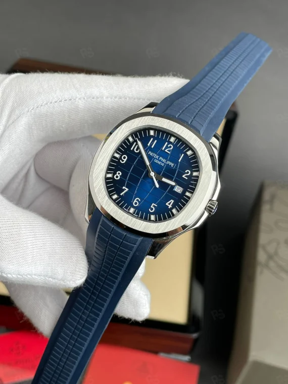 Patek Philippe Aquanaut, mavi kadranlı, mavi kauçuk kordonlu, çelik kasalı, otomatik mekanizmalı, orijinal boyutlu ve ince kasalı erkek saati