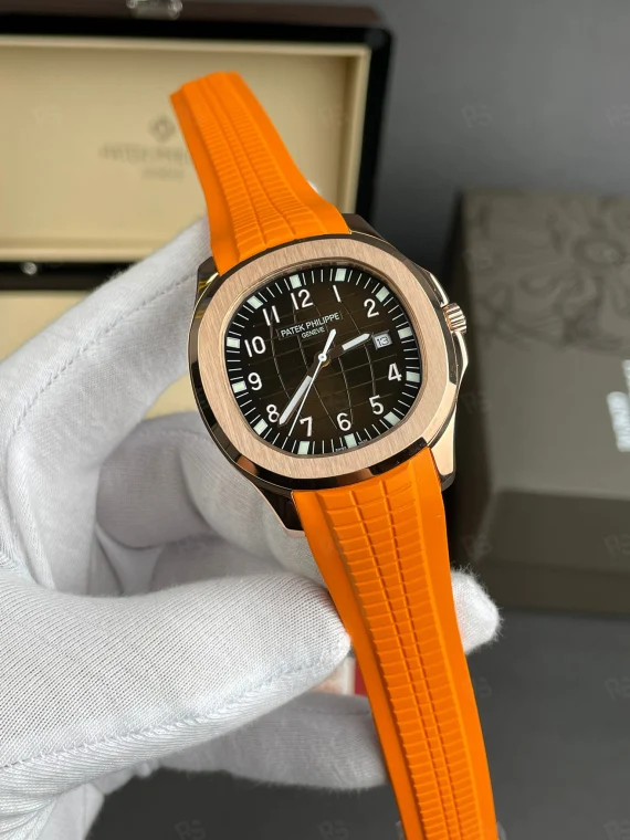 Patek Philippe Aquanaut, turuncu kauçuk kordonlu, rose gold kasalı, siyah kadranlı, otomatik mekanizmalı, ince kasalı lüks erkek saati
