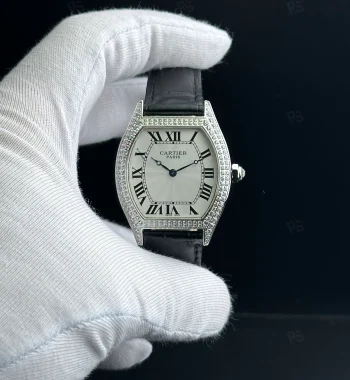 Cartier Tonneau Paris tarzı kadın saat, taşlı gümüş kasa ve siyah deri kayışlı pilli model