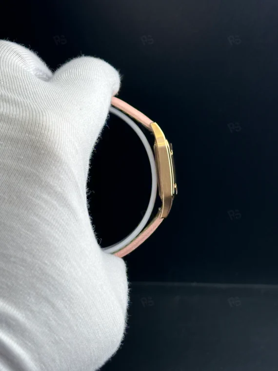 Cartier Santos tarzı kadın saat, altın kasa ve pembe deri kayışlı pilli model