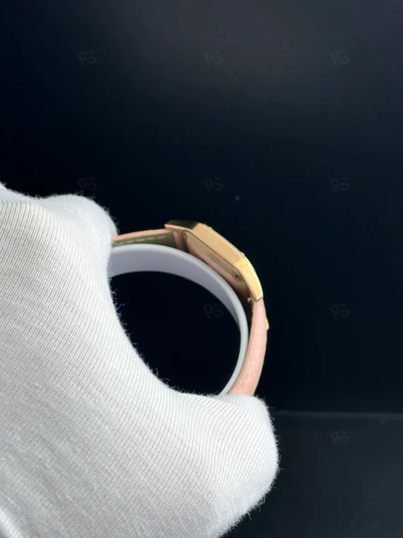 Cartier Santos tarzı kadın saat, altın kasa ve pembe deri kayışlı pilli model