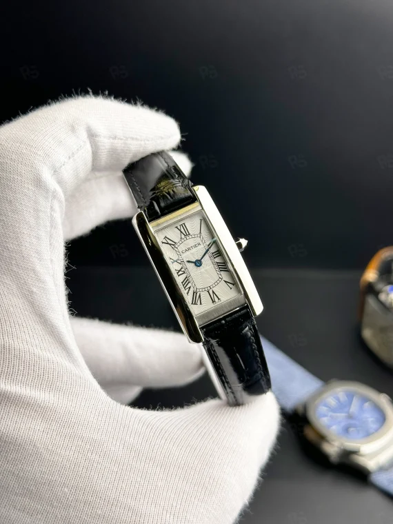 Cartier Tank Américaine kadın saati siyah deri kayışlı ve gümüş kadranlı pilli model