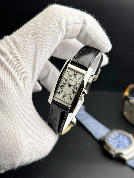 Cartier Tank Américaine kadın saati siyah deri kayışlı ve gümüş kadranlı pilli model