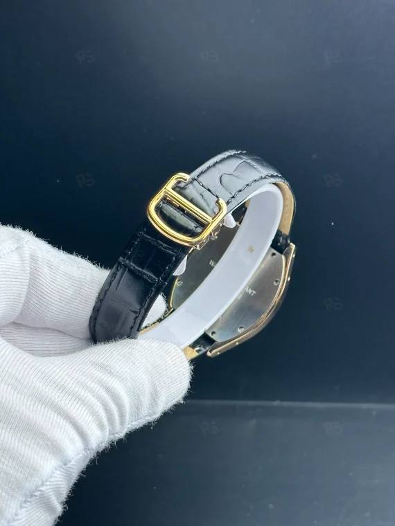 Cartier Tonneau Paris tarzı kadın saat, taşlı altın kasa ve siyah deri kayışlı pilli model