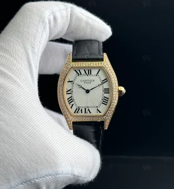 Cartier Tonneau Paris tarzı kadın saat, taşlı altın kasa ve siyah deri kayışlı pilli model