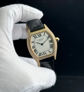 Cartier Tonneau Paris tarzı kadın saat, taşlı altın kasa ve siyah deri kayışlı pilli model