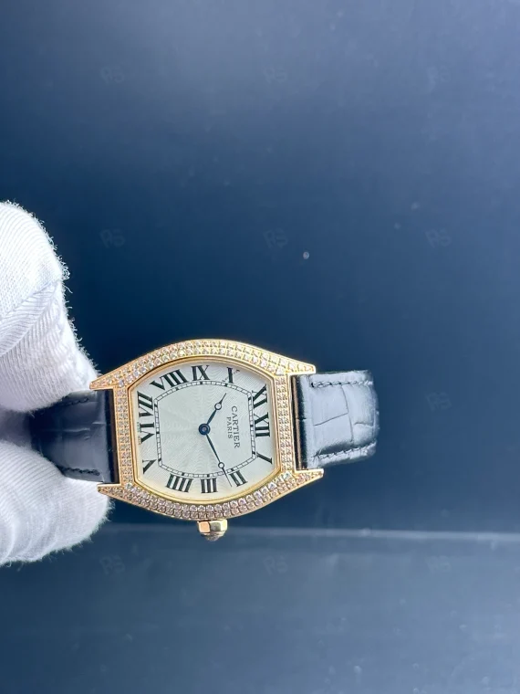 Cartier Tonneau Paris tarzı kadın saat, taşlı altın kasa ve siyah deri kayışlı pilli model