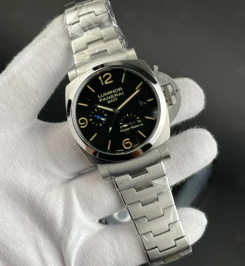 Panerai Luminor GMT siyah kadranlı güç rezervli otomatik saat, mavi ve sarı göstergeli çelik bilezikli model