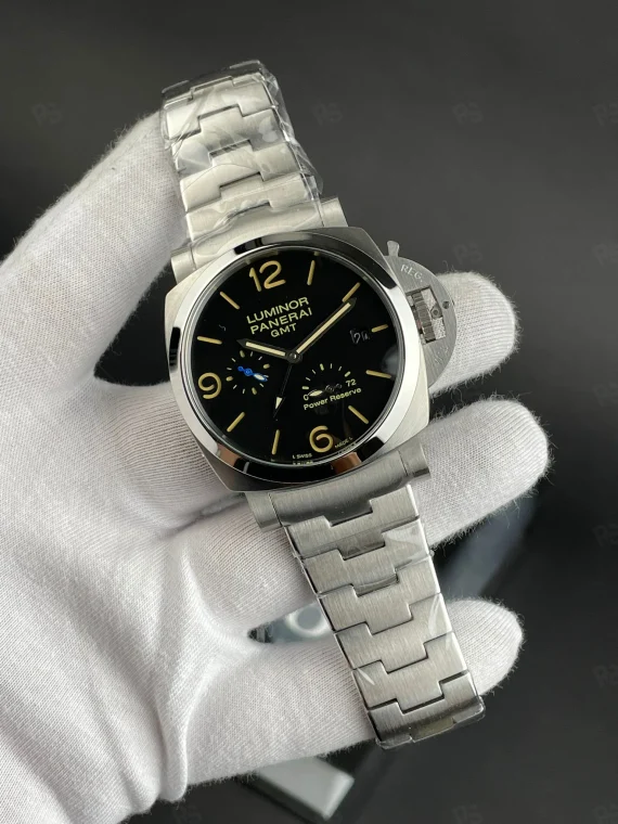 Panerai Luminor GMT siyah kadranlı güç rezervli otomatik saat, mavi ve sarı göstergeli çelik bilezikli model